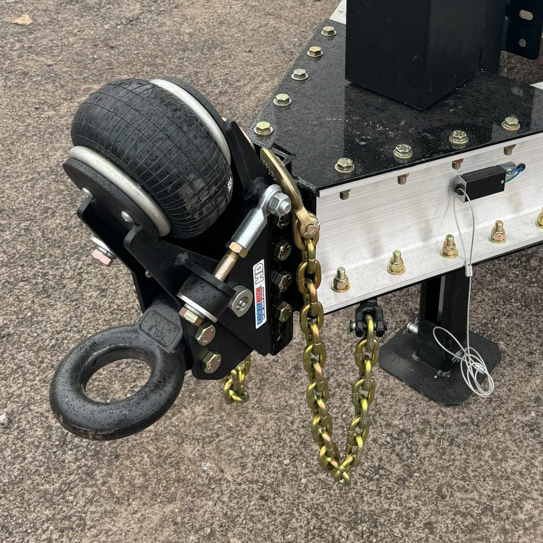 Shocker HD Air Tongue Mount with Pintle Ring Installed on Vertical Channel